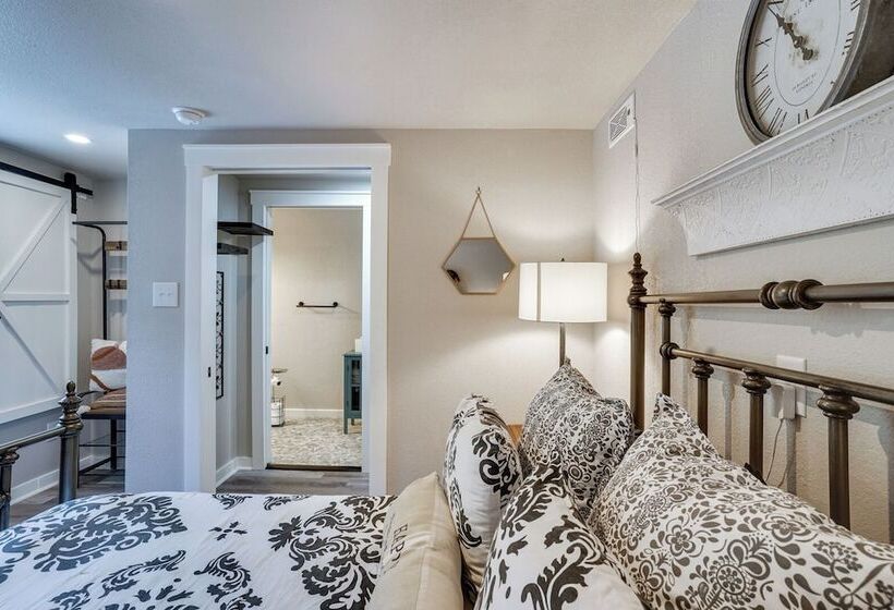 Pet Friendly Granbury Home W/ Yard, Near Downtown!