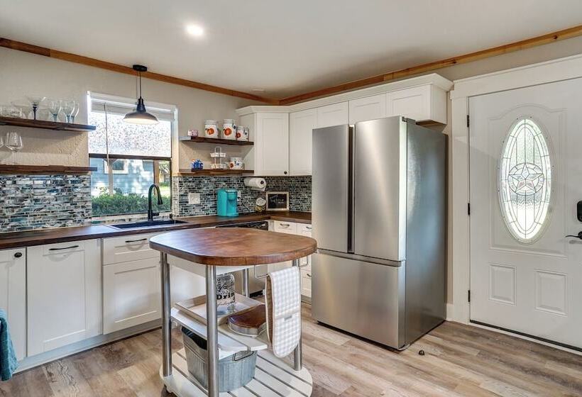 Pet Friendly Granbury Home W/ Yard, Near Downtown!