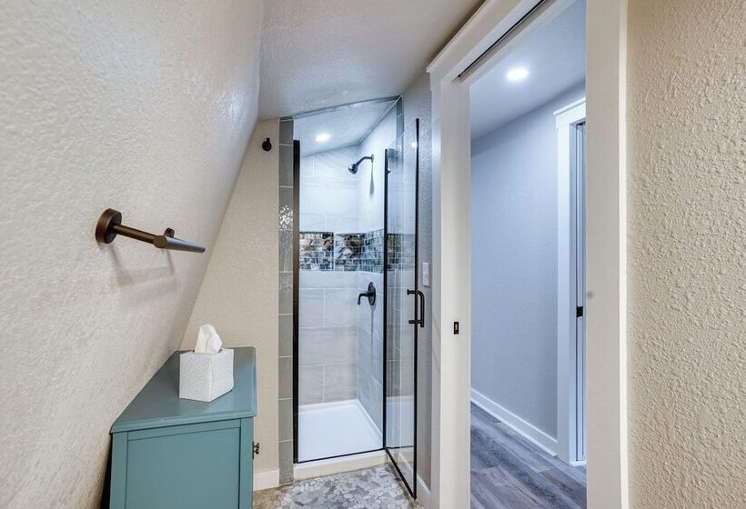 Pet Friendly Granbury Home W/ Yard, Near Downtown!