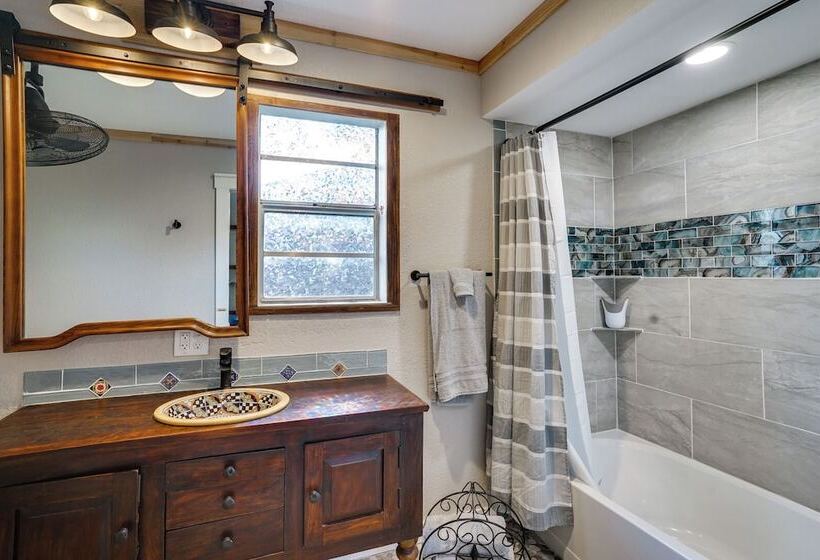 Pet Friendly Granbury Home W/ Yard, Near Downtown!