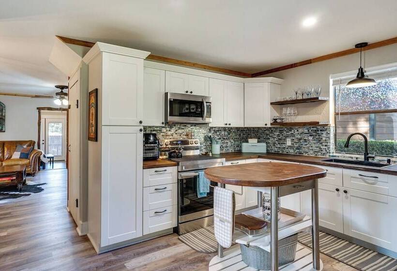 Pet Friendly Granbury Home W/ Yard, Near Downtown!