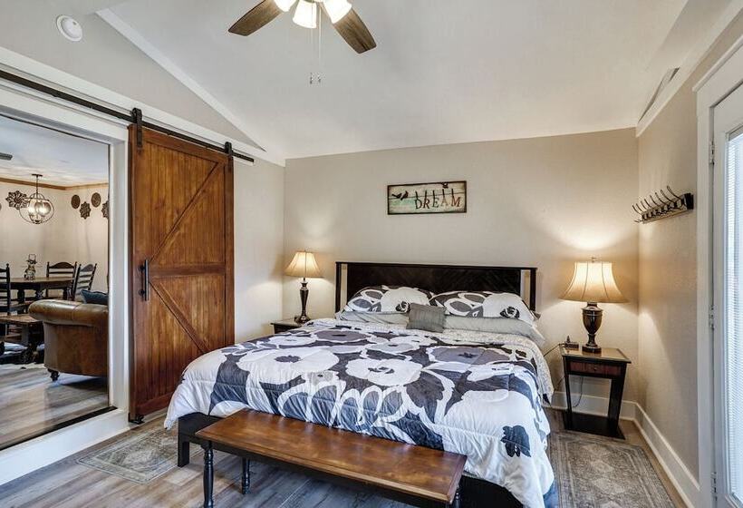 Pet Friendly Granbury Home W/ Yard, Near Downtown!