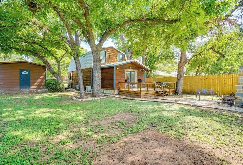 Pet Friendly Granbury Home W/ Yard, Near Downtown!