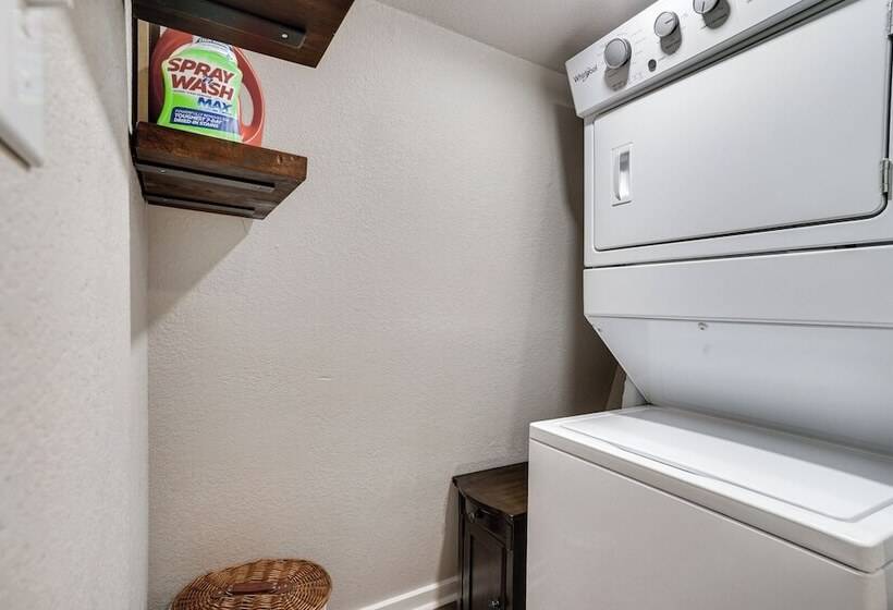 Pet Friendly Granbury Home W/ Yard, Near Downtown!