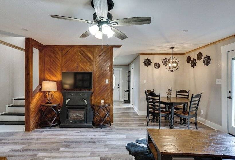 Pet Friendly Granbury Home W/ Yard, Near Downtown!