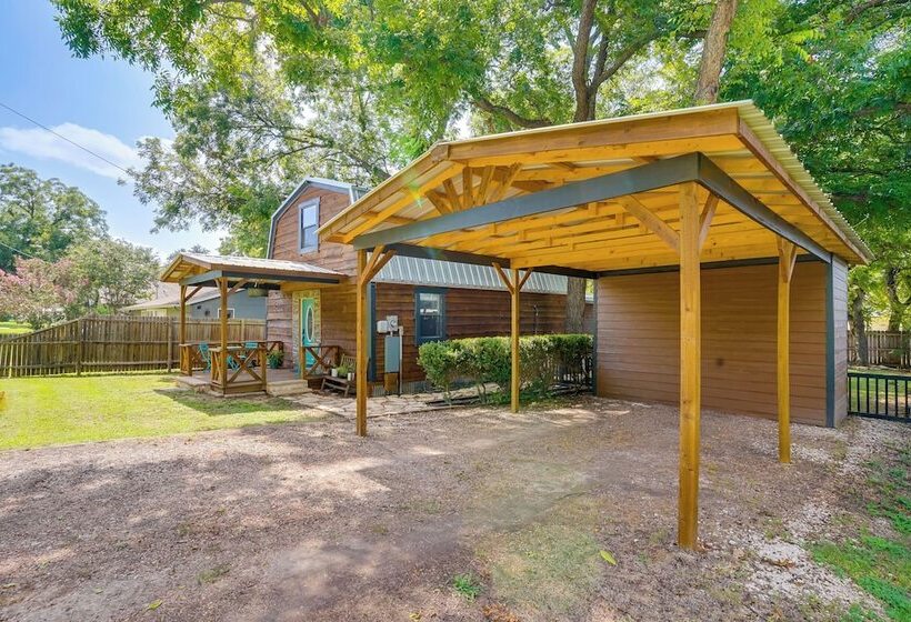 Pet Friendly Granbury Home W/ Yard, Near Downtown!