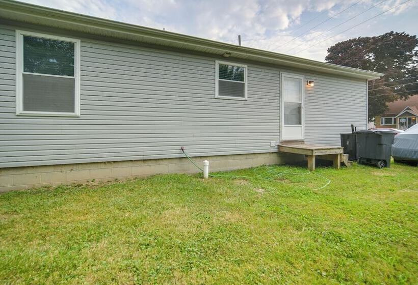 Quaint Erie Home W/ Smart Tvs & Yard: 3 Mi To Lake