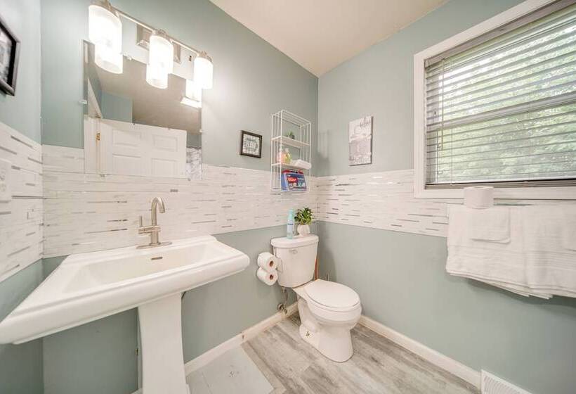 Quaint Erie Home W/ Smart Tvs & Yard: 3 Mi To Lake