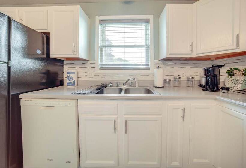 Quaint Erie Home W/ Smart Tvs & Yard: 3 Mi To Lake