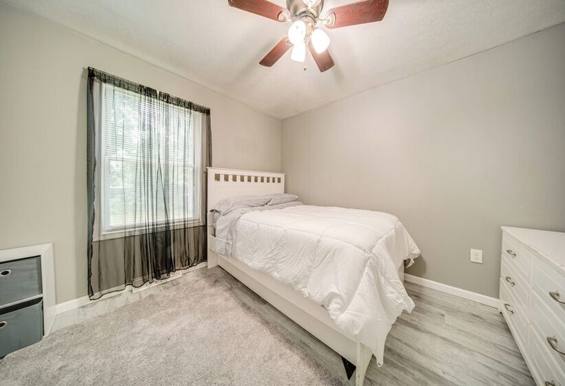 Quaint Erie Home W/ Smart Tvs & Yard: 3 Mi To Lake