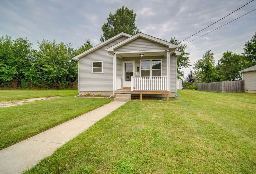 Quaint Erie Home W/ Smart Tvs & Yard: 3 Mi To Lake