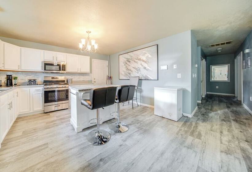 Quaint Erie Home W/ Smart Tvs & Yard: 3 Mi To Lake