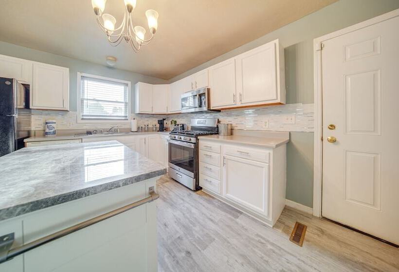 Quaint Erie Home W/ Smart Tvs & Yard: 3 Mi To Lake