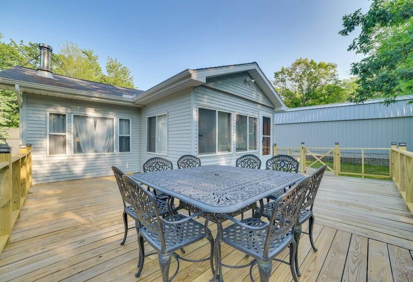 Quiet Family Home W/ Yard < 1 Mi To Houghton Lake!