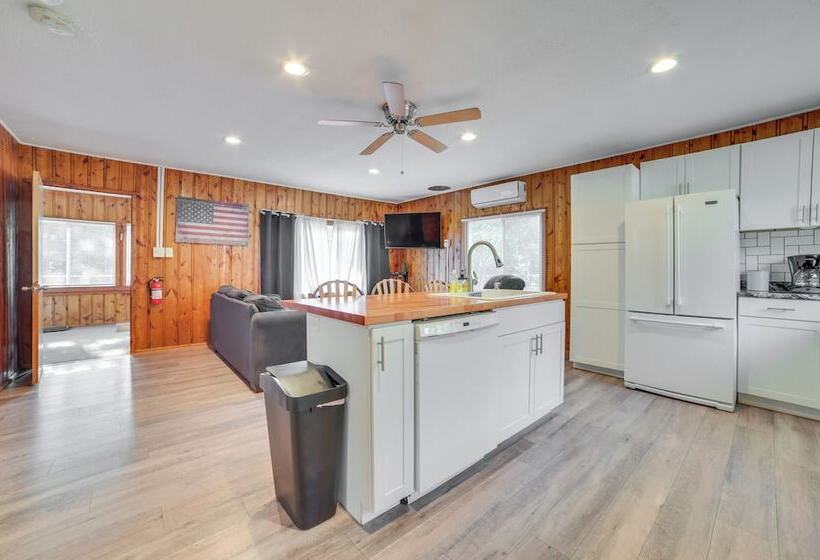 Quiet Family Home W/ Yard < 1 Mi To Houghton Lake!