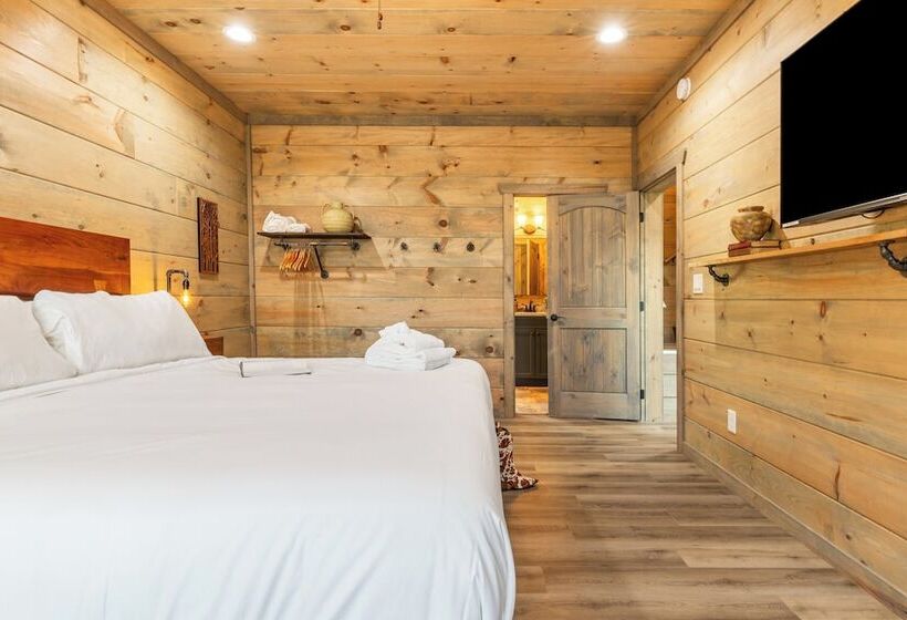 Rambling Ridge Lodge Endless Amenities & Fun Indoor Pool & Hot Tub, A+ Arcade Game Room