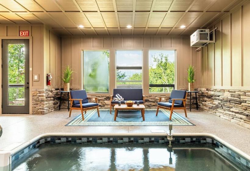 Rambling Ridge Lodge Endless Amenities & Fun Indoor Pool & Hot Tub, A+ Arcade Game Room