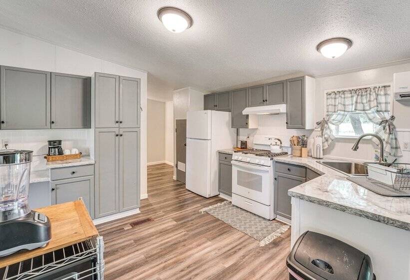 Remote Harwood Retreat W/ Yard & Bbq Pit!