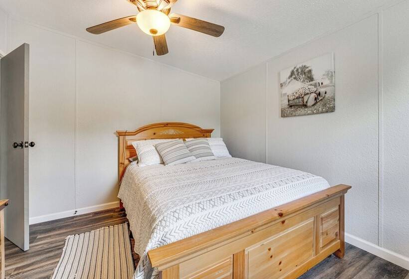 Remote Harwood Retreat W/ Yard & Bbq Pit!