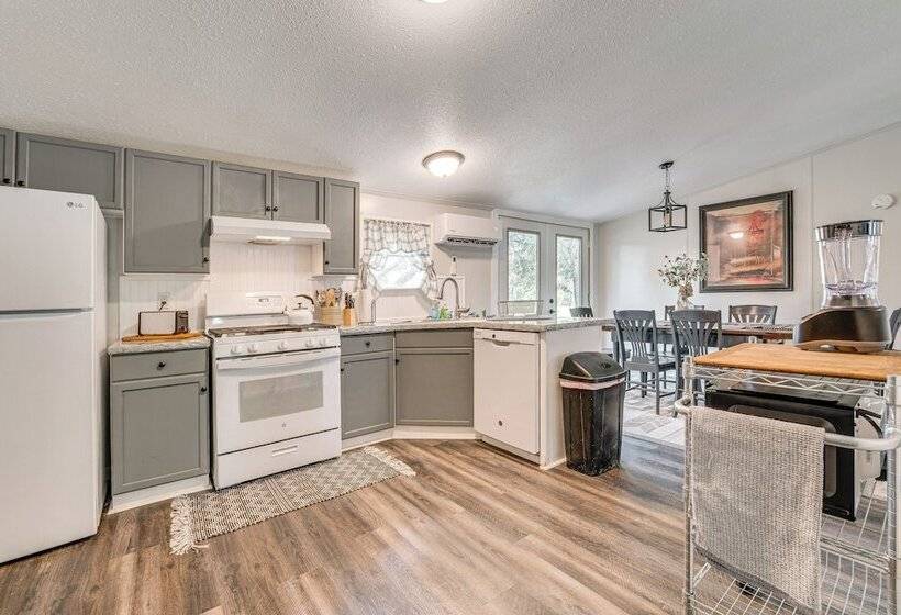 Remote Harwood Retreat W/ Yard & Bbq Pit!