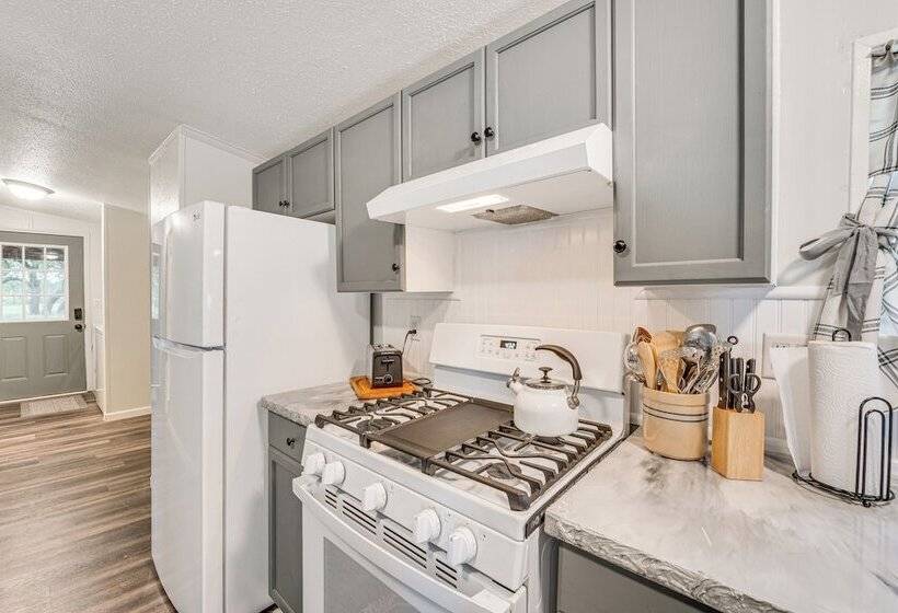 Remote Harwood Retreat W/ Yard & Bbq Pit!