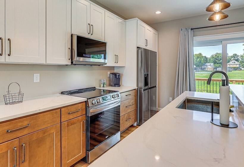 Rock Hall Retreat W/ Balcony Near Park & Marina!