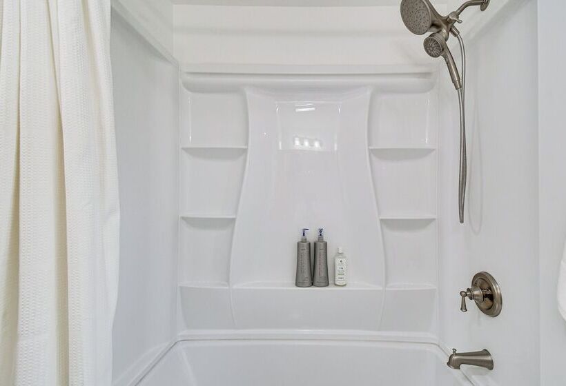 Seneca Lake Retreat W/ Deck   Walk To Wineries!