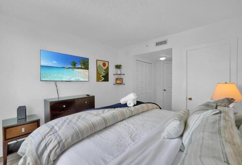 Serene Cozy Retreat With Balcony Free Parking