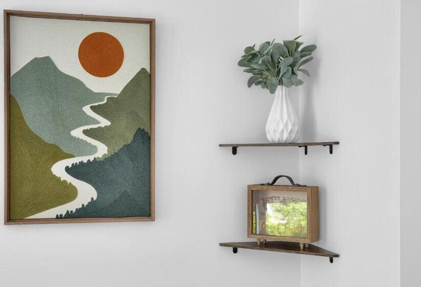 Serene Cozy Retreat With Balcony Free Parking