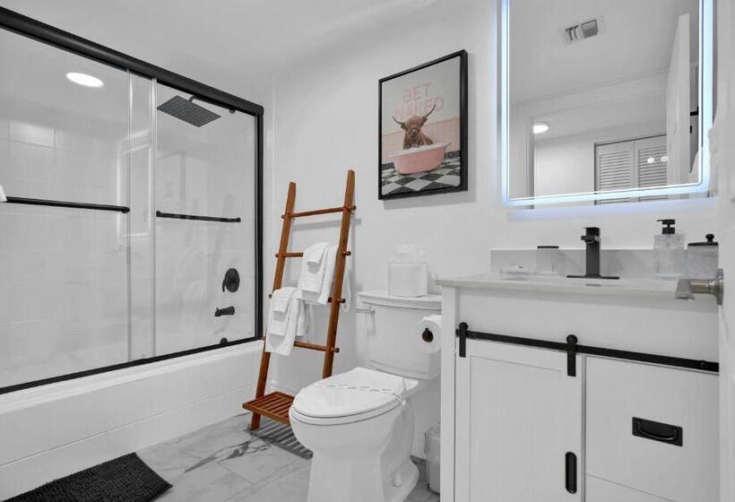 Serene Cozy Retreat With Balcony Free Parking