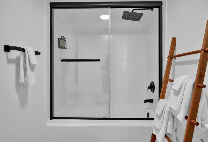 Serene Cozy Retreat With Balcony Free Parking