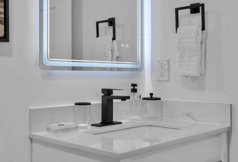 Serene Cozy Retreat With Balcony Free Parking