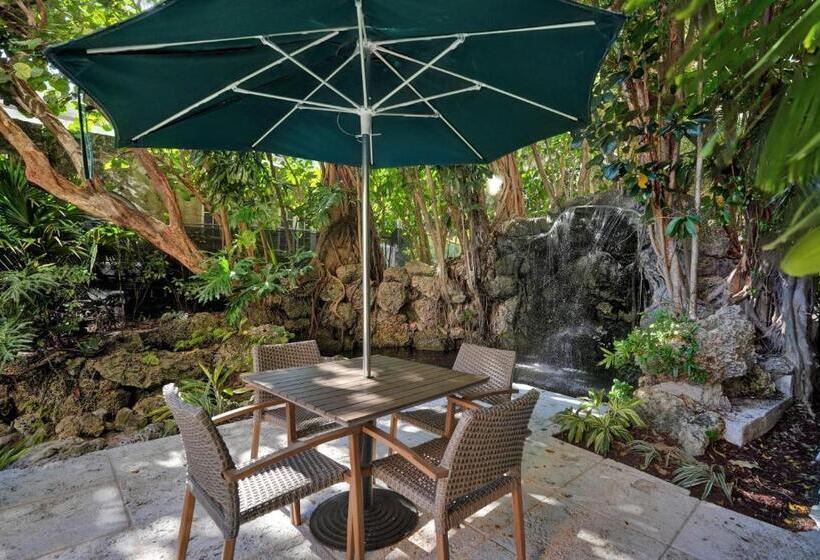 Serene Cozy Retreat With Balcony Free Parking