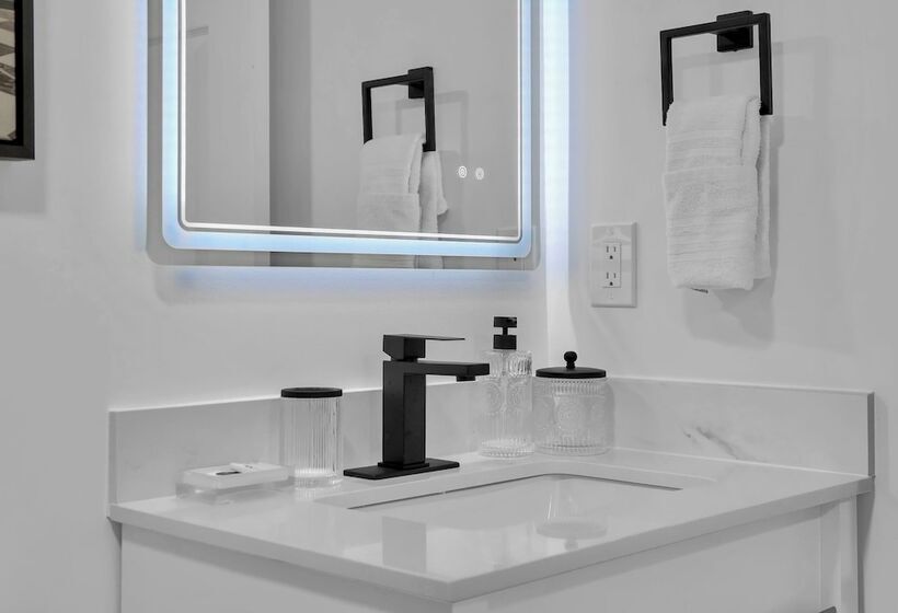 Serene Cozy Retreat With Balcony Free Parking