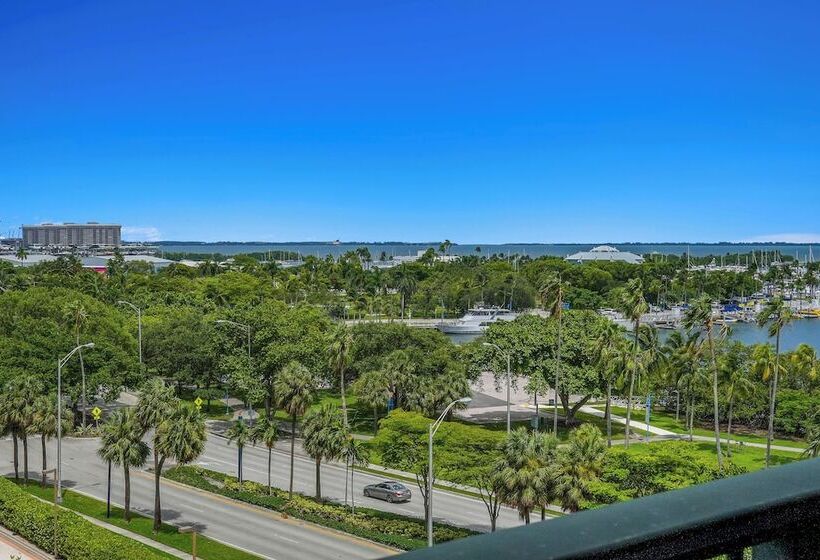 Serene Cozy Retreat With Balcony Free Parking