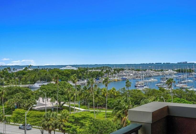 Serene Cozy Retreat With Balcony Free Parking