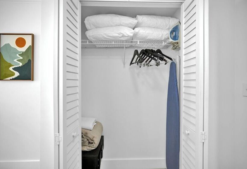 Serene Cozy Retreat With Balcony Free Parking