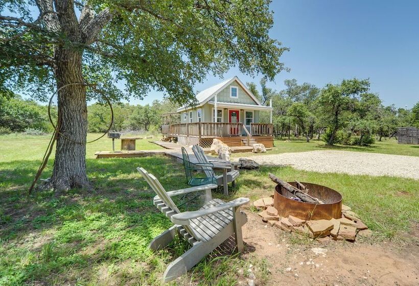 Serene Hill Country Cabin W/ Deck Near Wineries!
