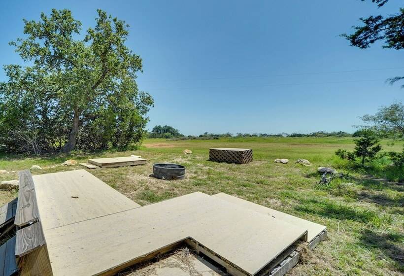 Serene Hill Country Cabin W/ Deck Near Wineries!