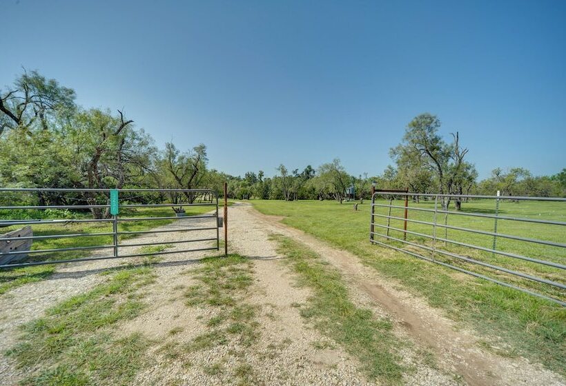 Serene Hill Country Cabin W/ Deck Near Wineries!