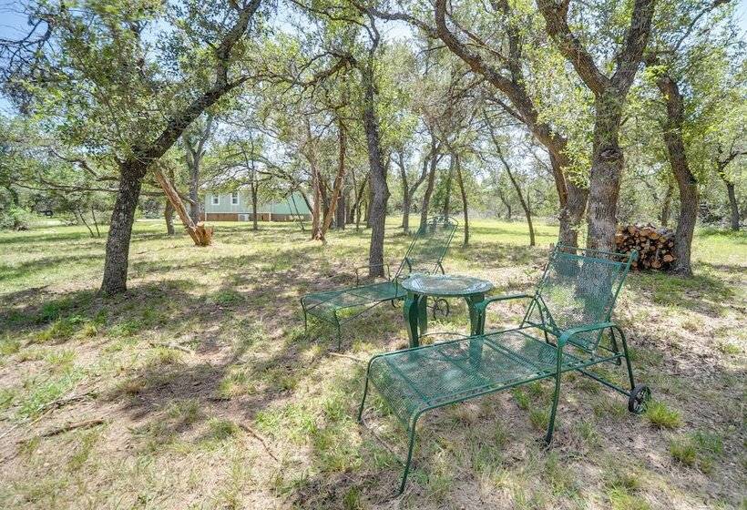 Serene Hill Country Cabin W/ Deck Near Wineries!