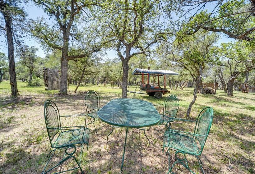 Serene Hill Country Cabin W/ Deck Near Wineries!