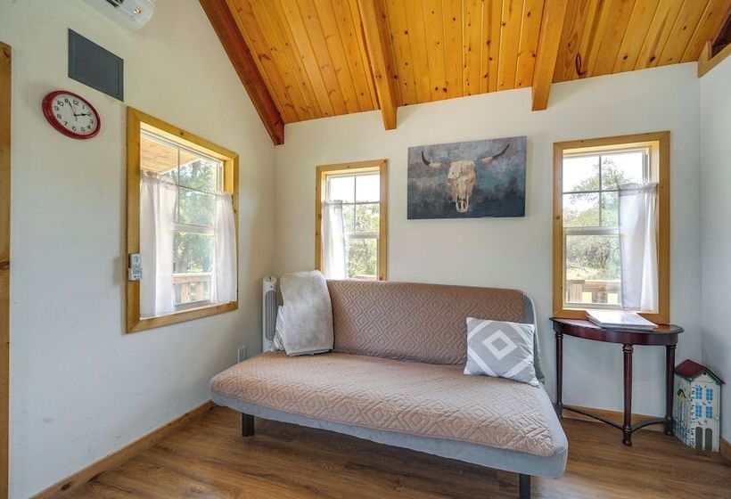 Serene Hill Country Cabin W/ Deck Near Wineries!