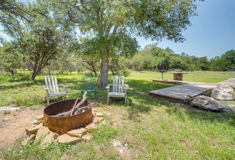 Serene Hill Country Cabin W/ Deck Near Wineries!