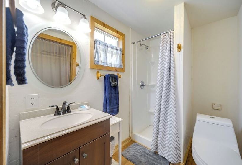 Serene Hill Country Cabin W/ Deck Near Wineries!