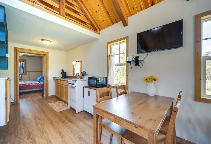 Serene Hill Country Cabin W/ Deck Near Wineries!