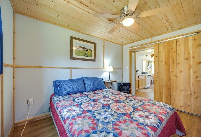 Serene Hill Country Cabin W/ Deck Near Wineries!