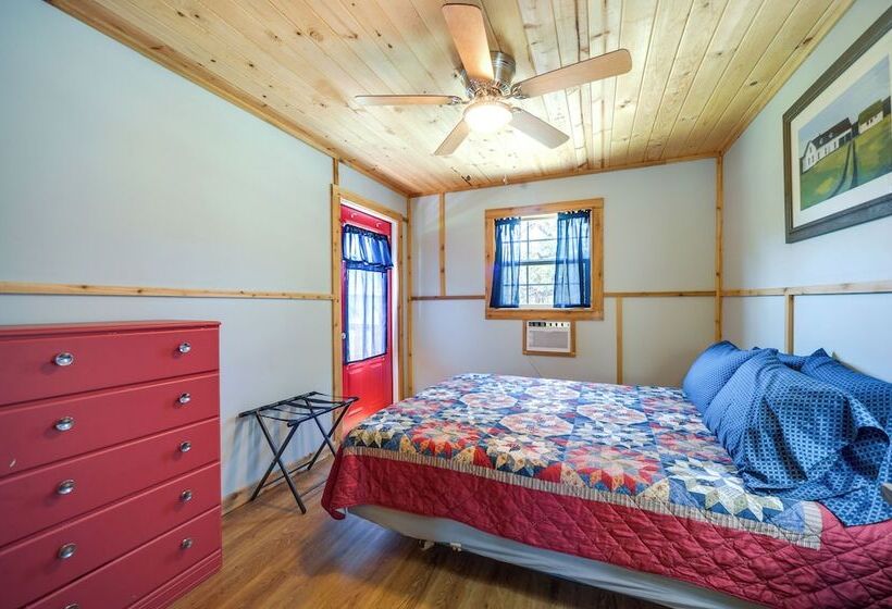 Serene Hill Country Cabin W/ Deck Near Wineries!