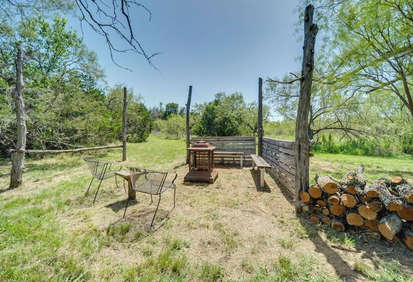 Serene Hill Country Cabin W/ Deck Near Wineries!