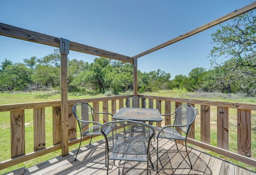 Serene Hill Country Cabin W/ Deck Near Wineries!